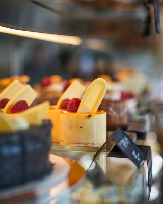 Víkend je za dveřmi… ale co ho začít rovnou dnes?✨ Zastavte se v Majadě, dejte si šálek voňavé kávy, k tomu něco sladkého...