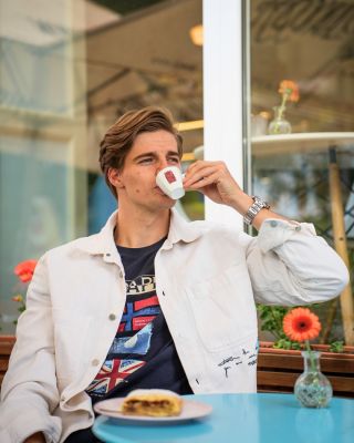 Věděli jste, že…? ☕🌱 ❓ Kávová zrna nejsou vlastně zrna, ale pecky z kávových třešní? 🍒 Ty se po sklizni suší, praží a mění...