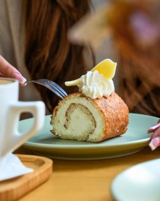 Zákusky, káva, snídaně, ... to vše najdete v Café Majada Praha! Náš dnešní tip: Kokosové křehké těsto, sladká šlehačka a...