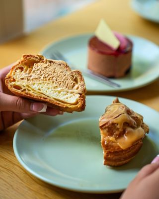 Zastavte se na klasiku, která nikdy nezklame – náš karamelový větrník 🥮 Odpalované těsto, poctivé máslo, uvnitř nadýchaný...
