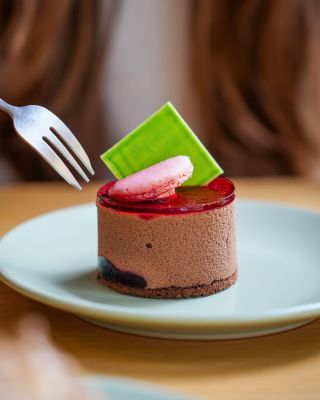 Podzimní dny nemusejí být šedé. 🍂 Stačí k nim přidat barvy a chuť našeho čokoládovo-rybízového zákusku: nadýchaný korpus,...