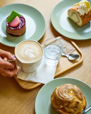 🏙️V srdci Prahy najdete místo, kde voní výběrová káva, domácí zákusky a poctivé snídaně. ☕🍳🍰 ✨Café Majada Praha je prostor...