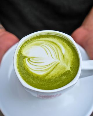 Zastavte se na chvilku a dopřejte tělu i mysli malý restart 🍵💚 Naše matcha latté z kvalitního japonského čaje je ideální...