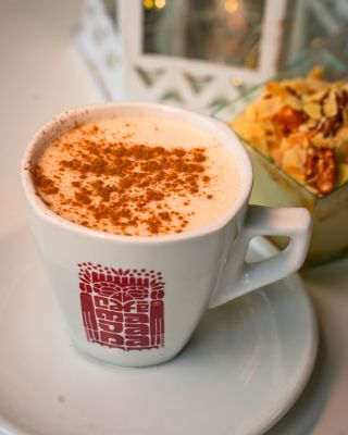 Když venku fouká, prší a všechno se zpomaluje, je čas na něco, co zahřeje a uklidní. Chai tea latte u nás v Majadě je...